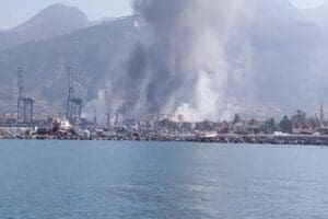 Hatay'ın İskenderun Limanı'nda konteyner deposunda depremden sonra &ccedil;ıkan ve d&uuml;n