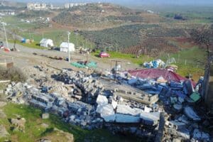 Gaziantep İslahiye'de depremin etkisiyle dağdan kopan kayaların yuvarlanarak tek katlı