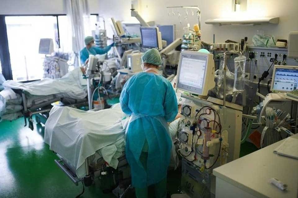 Korona vir&uuml;se yakalananların yaş oranının giderek d&uuml;şt&uuml;ğ&uuml; ve &ouml;zellikle 25-35