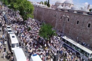 İstanbul'da tedavi g&ouml;rd&uuml;ğ&uuml; hastanede hayatını kaybeden İsmailağa cemaatinin lideri Mahmut