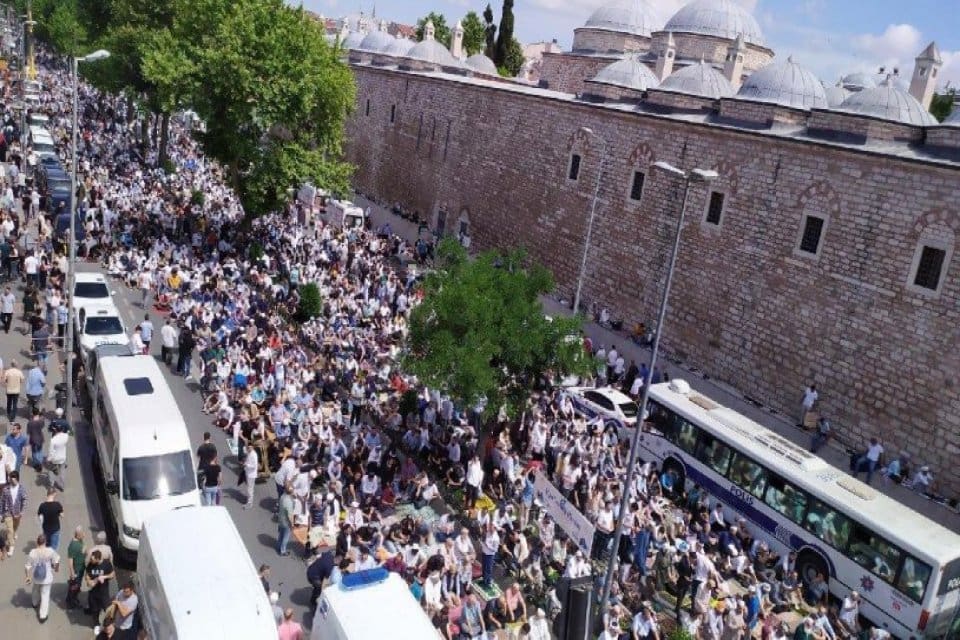 İstanbul'da tedavi g&ouml;rd&uuml;ğ&uuml; hastanede hayatını kaybeden İsmailağa cemaatinin lideri Mahmut