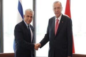 Kabine toplantısında konuşan İsrail Başbakanı&nbsp;Yair Lapid,&nbsp;T&uuml;rkiye'ye b&uuml;y&uuml;kel&ccedil;i atanmasının normalleşme yolunda