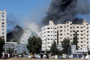 İsrail, Gazze'de uluslararası televizyonların bulunduğu binayı bombaladı. İsrail ordusu, Gazze'de