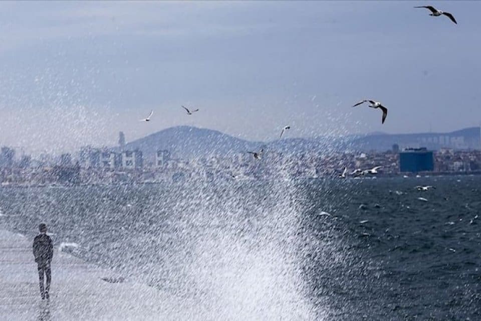 İstanbul'da olumsuz lodos nedeniyle vapur ve deniz otob&uuml;s&uuml; seferleri iptal