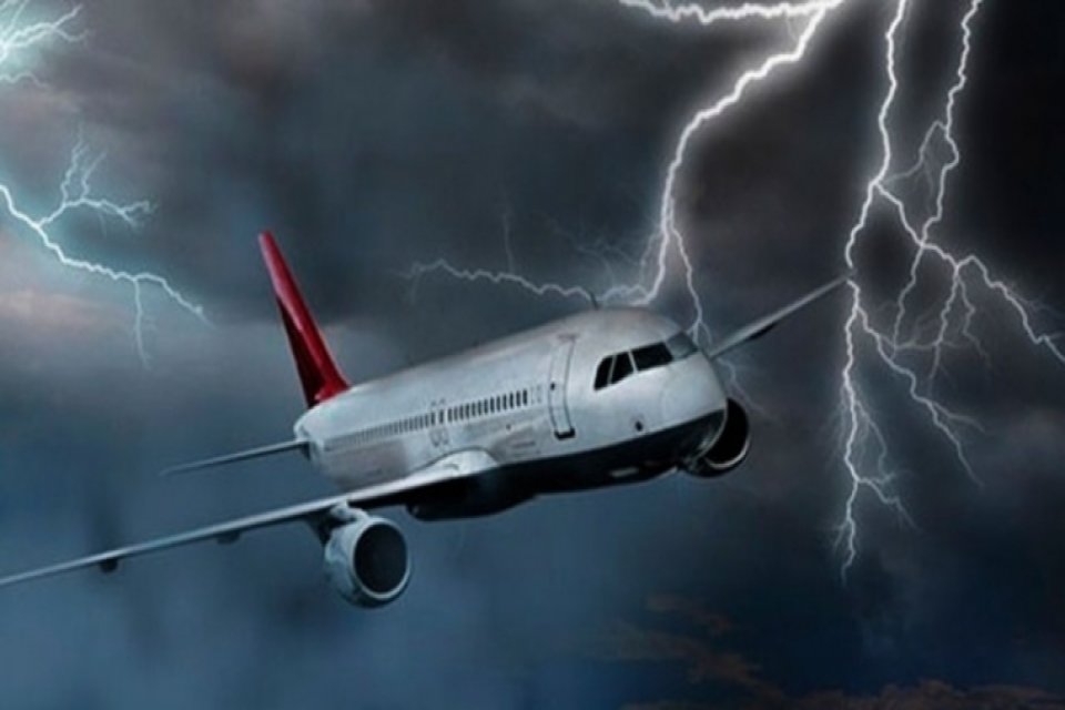 Anadolujet Havayolları'nın İstanbul-Antalya seferini yapan u&ccedil;ağına yıldırım isabet etti. Airporthaber'in&nbsp;aktardığına&nbsp;g&ouml;re,