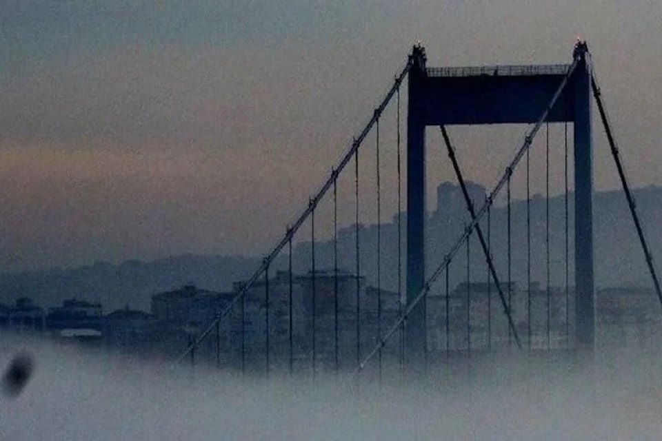 İstanbul Boğazı yoğun sis nedeniyle gemi trafiğine kapatıldı. Gece saatlerinden