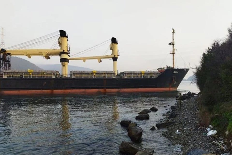 İstanbul Boğazı'nda karaya oturan MKK-1 isimli y&uuml;k gemisi kurtarıldı. Ukrayna'dan