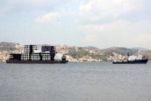 8 katlı apartmanı andıran blok platformu taşıyan Panama bayraklı Christos