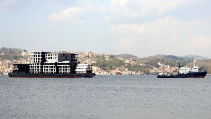 İstanbul Boğazı'ndan geçen apartman görenleri şaşırttı