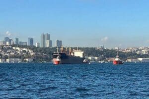 İstanbul Boğazı'ndaki gemi trafiği, &Uuml;sk&uuml;dar &ouml;nlerinde bir d&ouml;kme y&uuml;k gemisinin