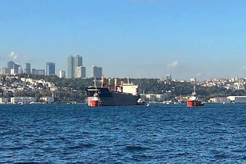 İstanbul Boğazı'ndaki gemi trafiği, &Uuml;sk&uuml;dar &ouml;nlerinde bir d&ouml;kme y&uuml;k gemisinin
