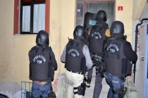 İstanbul&rsquo;da ter&ouml;r &ouml;rg&uuml;t&uuml; IŞİD&rsquo;e y&ouml;nelik 10 il&ccedil;ede operasyon d&uuml;zenlendi. &Ouml;nceden