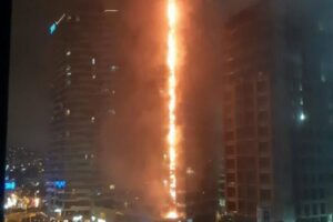 İstanbul Kadık&ouml;y'de 24 katlı binada &ccedil;ıkan yangına itfaiye ekipleri m&uuml;dahale