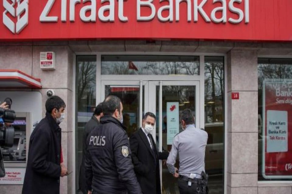 Ey&uuml;psultan'da bankaya giren bir kişi, g&uuml;venlik g&ouml;revlisine biber gazı sıktıktan