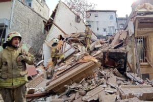 İstanbul Fatih'te 3 katlı metruk bina &ccedil;&ouml;kt&uuml;. Olayda can kaybının
