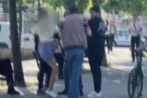 İstanbul Beylikd&uuml;z&uuml;'nde bir kadın, durakta beklerken cep telefonuyla&nbsp;g&ouml;r&uuml;nt&uuml;lerini kaydeden kişiye