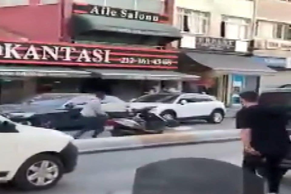 İstanbul Okmeydanı'nda husumetli kişiler arasında &ccedil;atışma &ccedil;ıktı. Saldırganların birbirlerine ateş