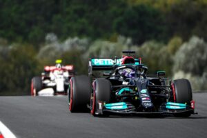 Formula 1 Rolex Türkiye Grand Prix'si antrenmanlarla başladı. Hamilton, ilk