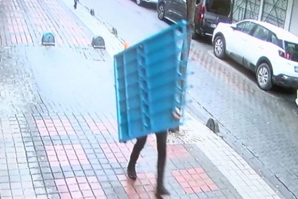 Bağcılar'da 3 katlı apartmanın demir bah&ccedil;e kapısı, &uuml;&ccedil;&uuml;nc&uuml; kez &ccedil;alındı.