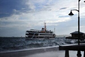 İstanbul'daki olumsuz hava koşulları nedeniyle bazı vapur seferleri ger&ccedil;ekleştirilemiyor. Şehir