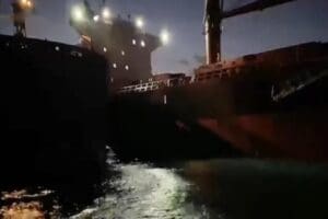 Liberya bandıralı gemi, İstanbul Ahırkapı mevkiinde başka bir gemi ile