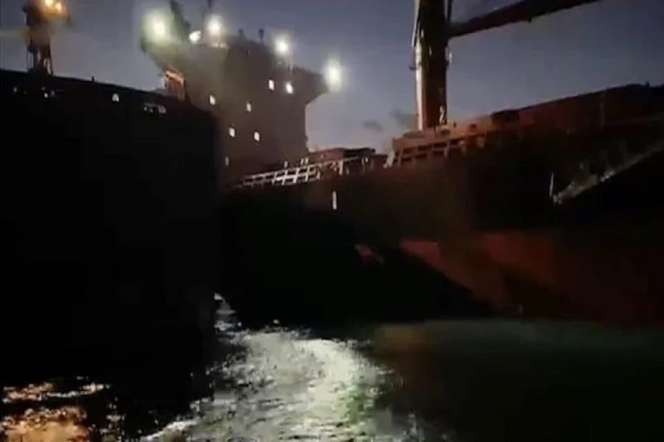 Liberya bandıralı gemi, İstanbul Ahırkapı mevkiinde başka bir gemi ile