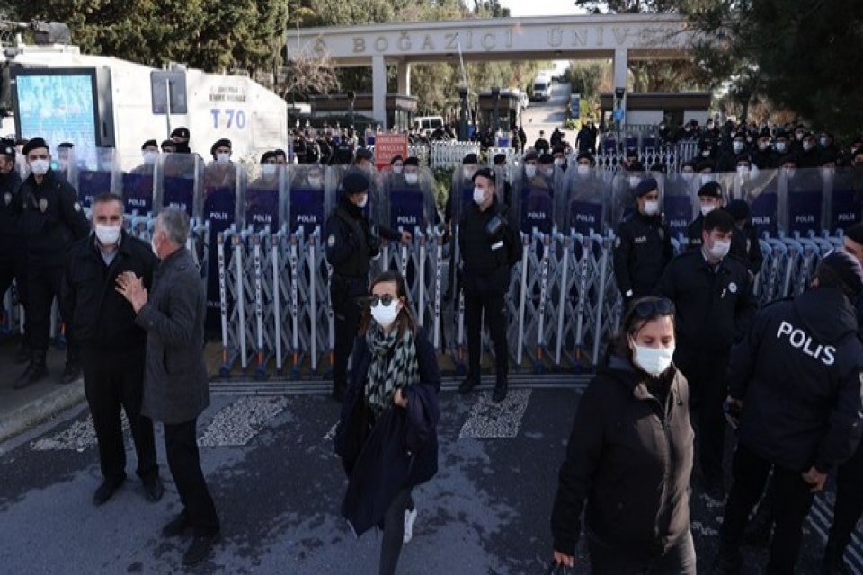 İstanbul Valisi Ali Yerlikaya, Boğaziçi Üniversitesi kampüsü önünde toplanma çağrılarına