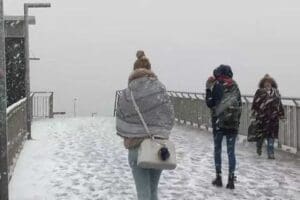 İstanbul'da etkili olan kar yağışı nedeniyle&nbsp;idari izin&nbsp;kararı alındı.&nbsp; Yerlikaya, "İstanbul'da