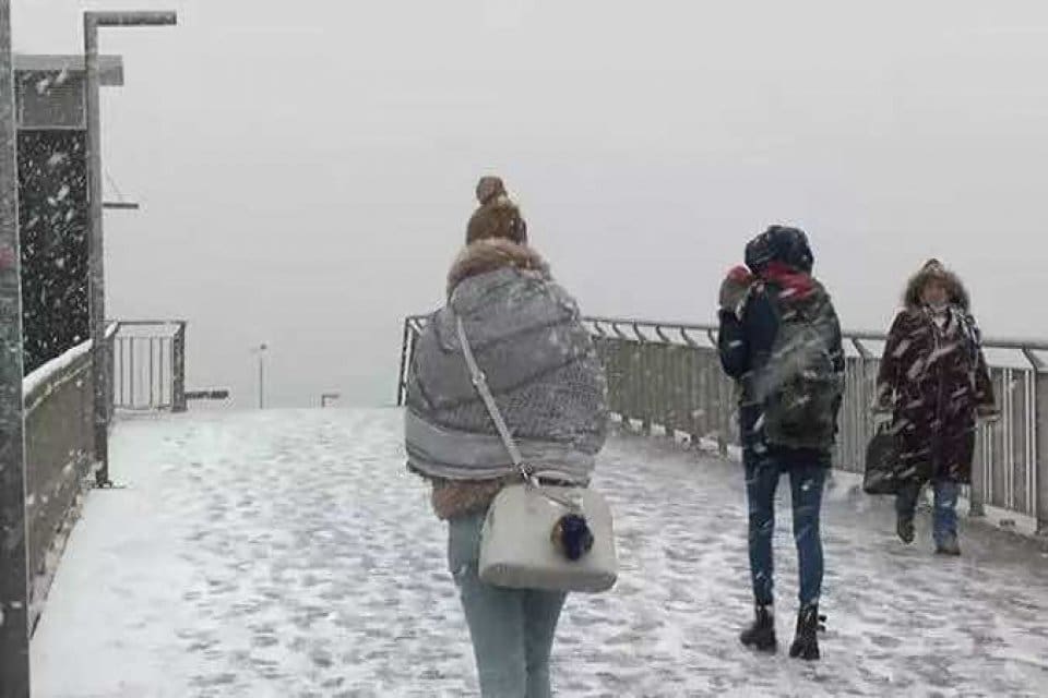 İstanbul'da etkili olan kar yağışı nedeniyle&nbsp;idari izin&nbsp;kararı alındı.&nbsp; Yerlikaya, "İstanbul'da