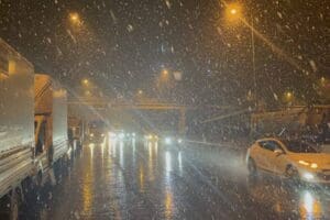 İstanbul'un bazı il&ccedil;elerinde gece yarısına doğru kar yağışı başladı. Anadolu