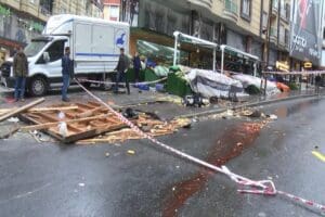 İstanbul Valiliği, lodos nedeniyle 4 kişinin &ouml;ld&uuml;ğ&uuml;n&uuml; 3'&uuml; ağır 19