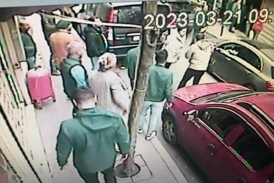 Şişli'de park yeri nedeniyle esnafla tartışan otomobil s&uuml;r&uuml;c&uuml;s&uuml;, yarım saat