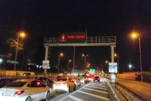 İstanbul'da peş peşe gelen ara&ccedil; yangınları trafiği olumsuz etkiledi. Akşam