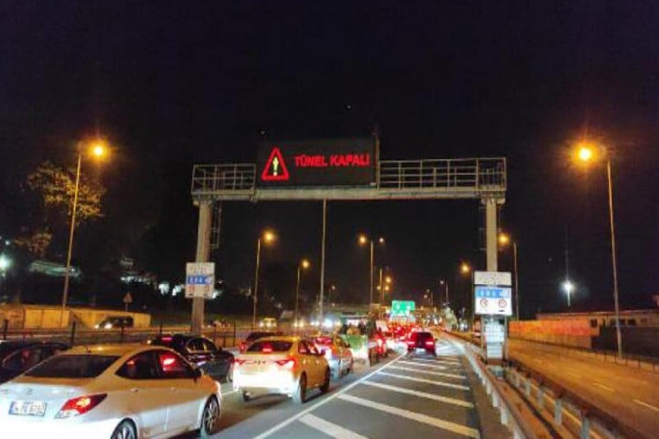 İstanbul'da peş peşe gelen ara&ccedil; yangınları trafiği olumsuz etkiledi. Akşam