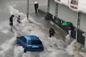 Art arda verilen uyarıların ardından beklenen sağanak İstanbul'da başladı. &Ouml;zellikle