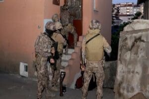 İstanbul'da silah ka&ccedil;ak&ccedil;ılarına y&ouml;nelik 9 il&ccedil;ede operasyon yapıldı, 25 ş&uuml;pheli