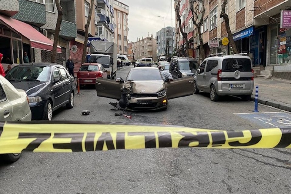 İstanbul Gaziosmanpaşa'da Abdullah Gültekin (26), otomobiliyle seyir halindeyken arkadaşı tarafından