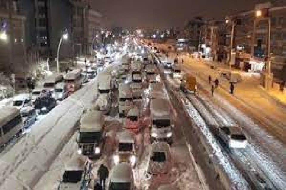İstanbul'da d&uuml;n &ouml;ğleden etkisini artıran kar yağışı kenti olumsuz etkiledi.