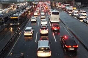 İstanbul&rsquo;da sabah saatlerinde etkisini artıran&nbsp;sağanak&nbsp;yağış&nbsp;nedeniyle trafik adeta kilitlendi. Kent genelinde