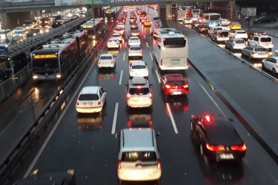 İstanbul&rsquo;da sabah saatlerinde etkisini artıran&nbsp;sağanak&nbsp;yağış&nbsp;nedeniyle trafik adeta kilitlendi. Kent genelinde
