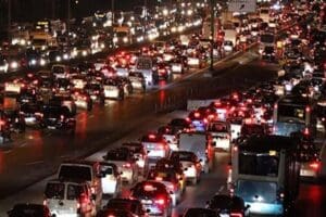 İstanbul'da, yağışlı hava nedeniyle&nbsp;trafikte yoğunluğu&nbsp;oluştu. Fatih Sultan Mehmet K&ouml;pr&uuml;s&uuml; ve