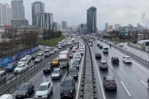 Haftanın ikinci iş g&uuml;n&uuml;nde İstanbul'da trafik yoğunluğu yaşanıyor. İstanbul B&uuml;y&uuml;kşehir