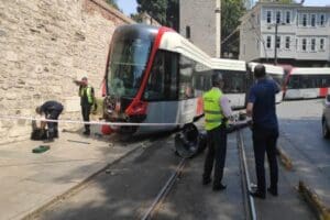 Bağcılar-Emin&ouml;n&uuml; seferini yapan tramvay, G&uuml;lhane Parkı yakınlarında raydan &ccedil;ıkarak elektrik
