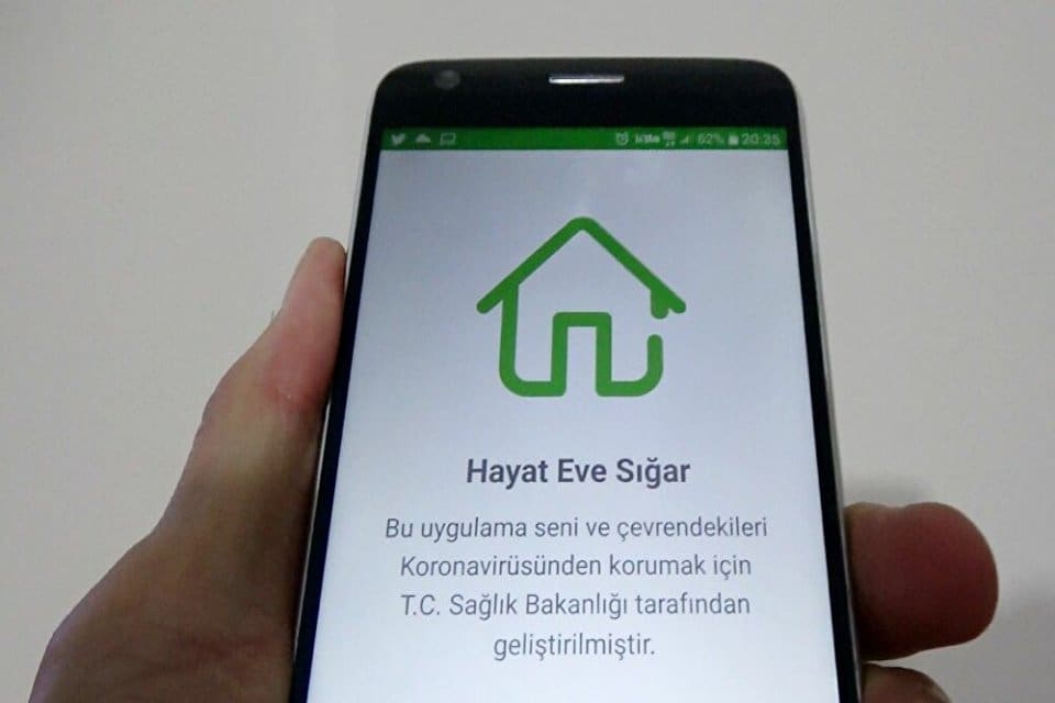 İstanbul'da tramvaya binmek isteyen turistlerden, HES kodu bahanesiyle bazı kişilerin