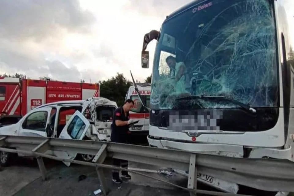 Ey&uuml;psultan'da yağmurun da etkisi ile Hasdal Kemerburgaz yolunda 6 aracın