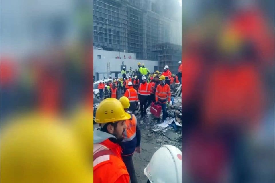 Ataşehir'de bulunan İstanbul Finans Merkezi'nde yangın &ccedil;ıktı. İnşası s&uuml;ren İstanbul