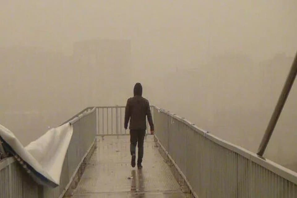 İstanbul Şişli'de yer altı kabloları yanında r&ouml;gar kapağında patlama yaşandı.