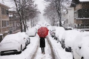 Meteoroloji'nin uyarılarının ardından İstanbul'da kar yağışı etkisini artırdı. İstanbul Valisi
