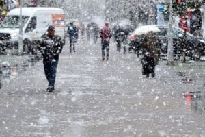 İstanbul'da perşembe g&uuml;n&uuml;nden bu yana aralıklarla etkili olan kar yağışı