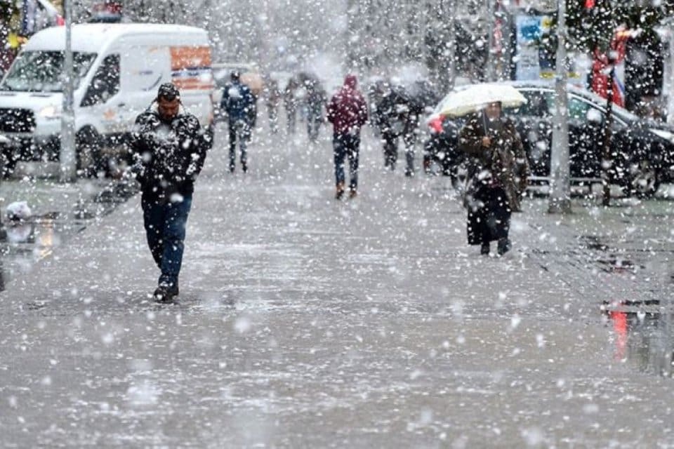 İstanbul'da perşembe g&uuml;n&uuml;nden bu yana aralıklarla etkili olan kar yağışı